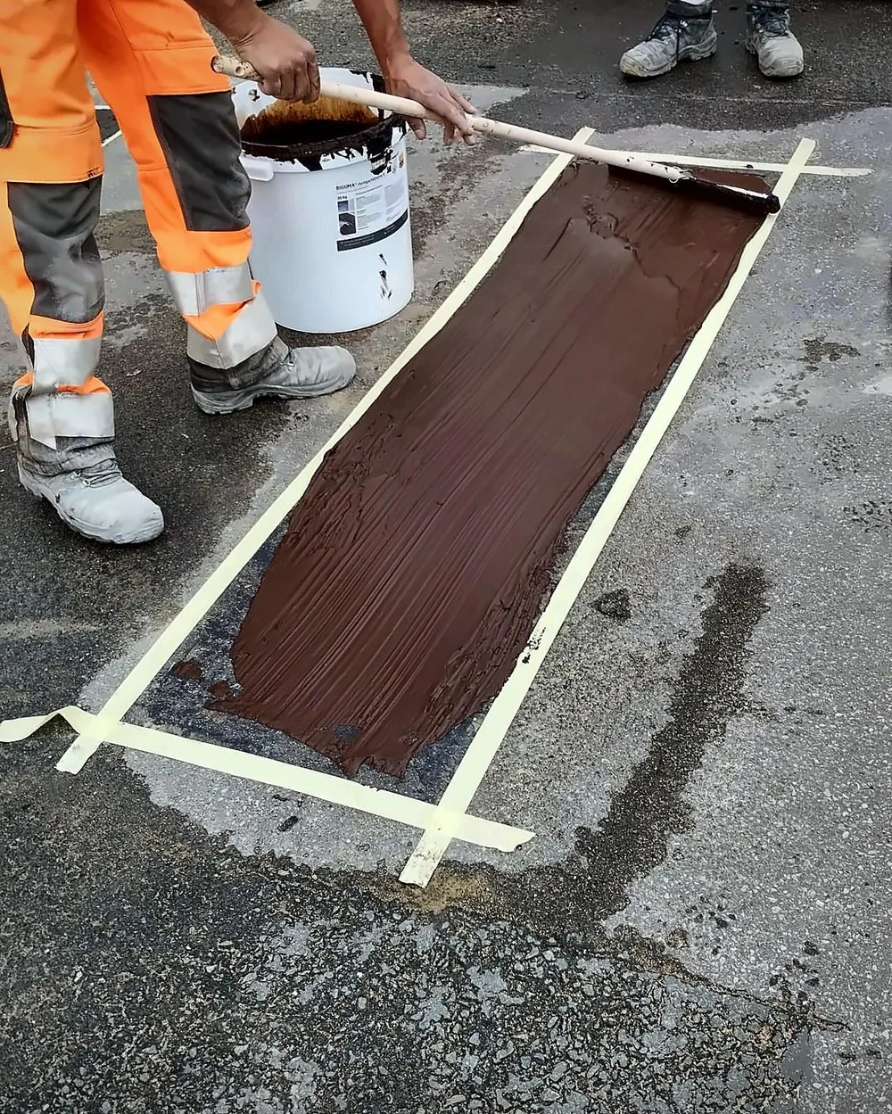 Bitumenanstrich auf Asphaltfläche – Oberflächenwiederherstellung in Bochum