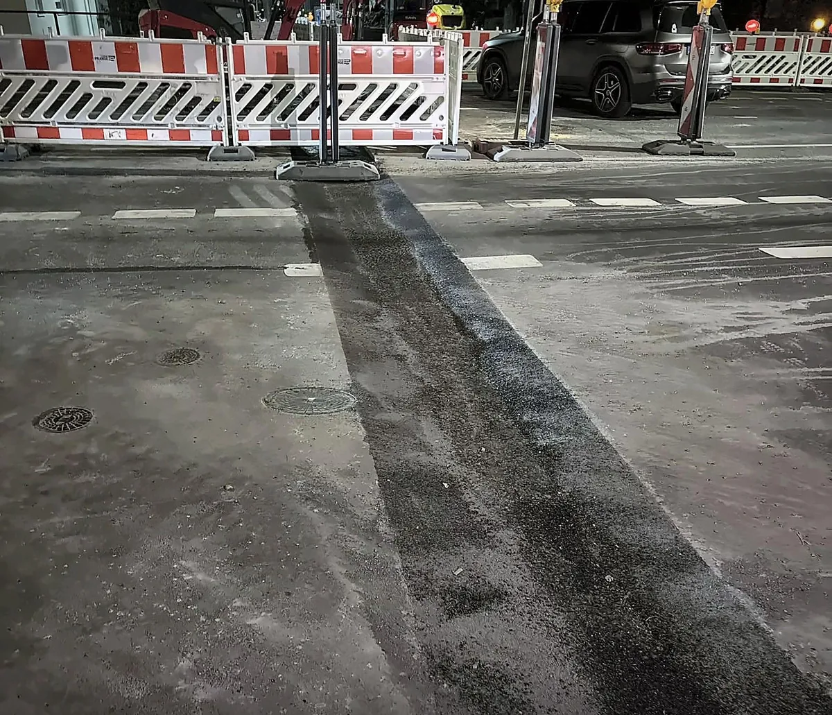 Wiederhergestellte Asphaltdecke nach einer Fahrbahnquerung in Bochum
