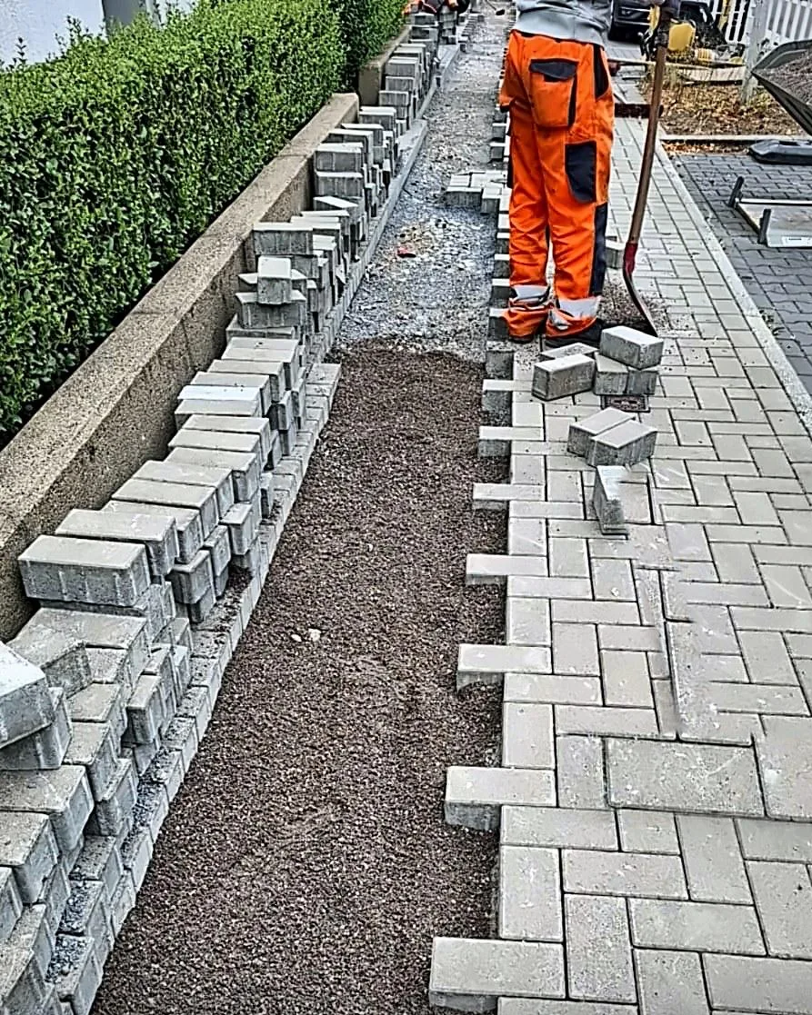 Gehwegpflaster im Fischgrätverband – Oberflächenwiederherstellung in Bochum