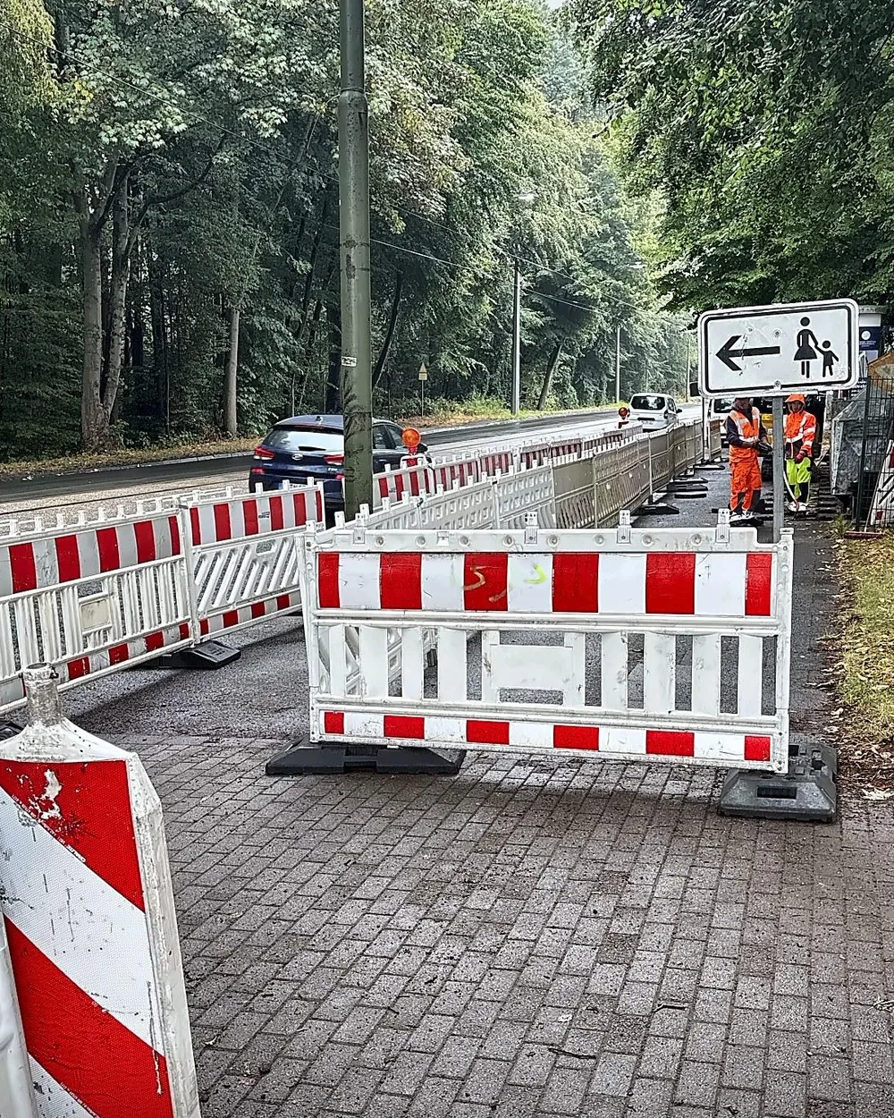Gesicherte Arbeitsstelle im Gehweg – Verkehrssicherung in Bochum