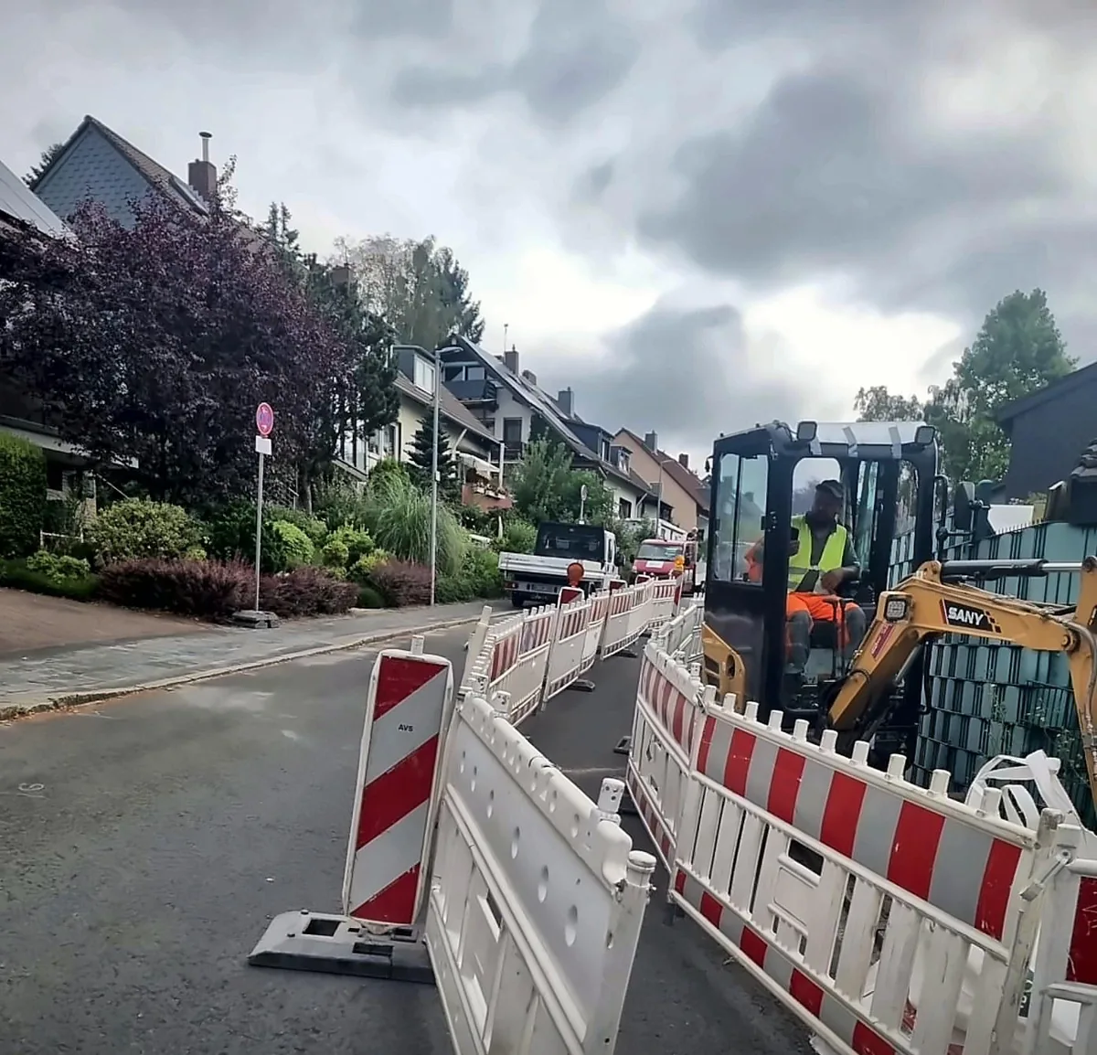 Grabenaushub mit Minibagger im Kabeltiefbau in Bochum