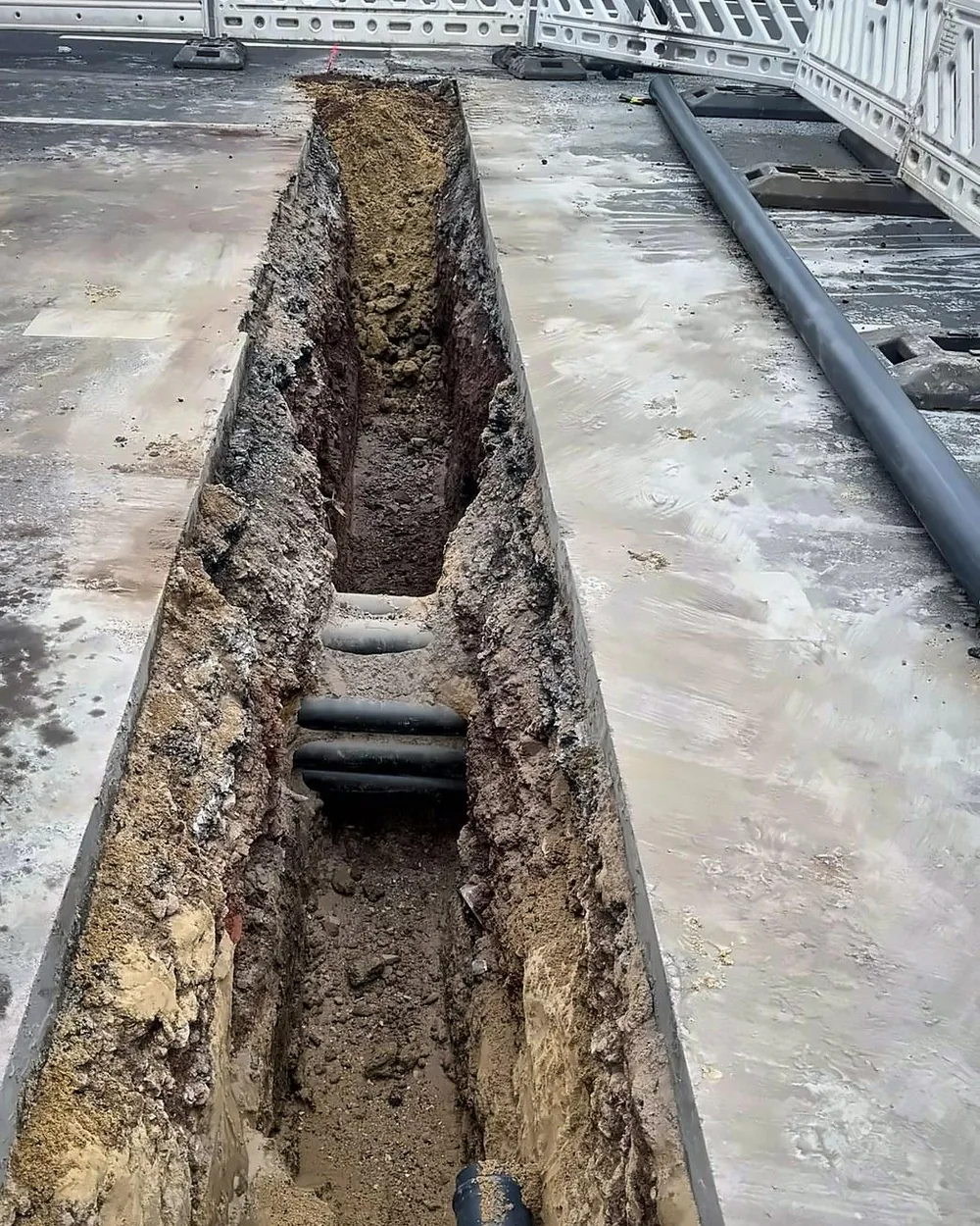 Leitungsgraben im Fahrbahnbereich – Kabeltiefbau in Bochum