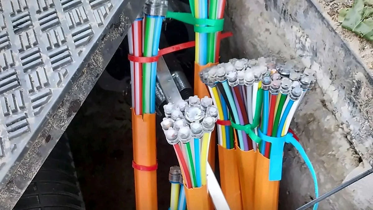 Mikrorohrverbände im Kabelschacht auf einer Glasfaser-Baustelle der ON2 GmbH in Bochum