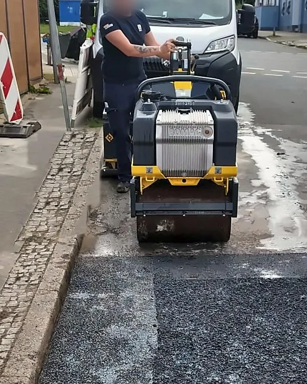 Verdichtung der Asphaltdecke mit Walze – Oberflächenwiederherstellung in Bochum